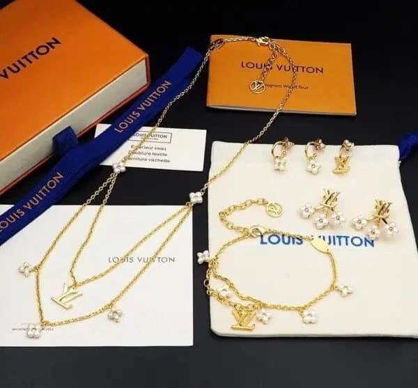 Louis Vuitton (GEN-7C9CA177)