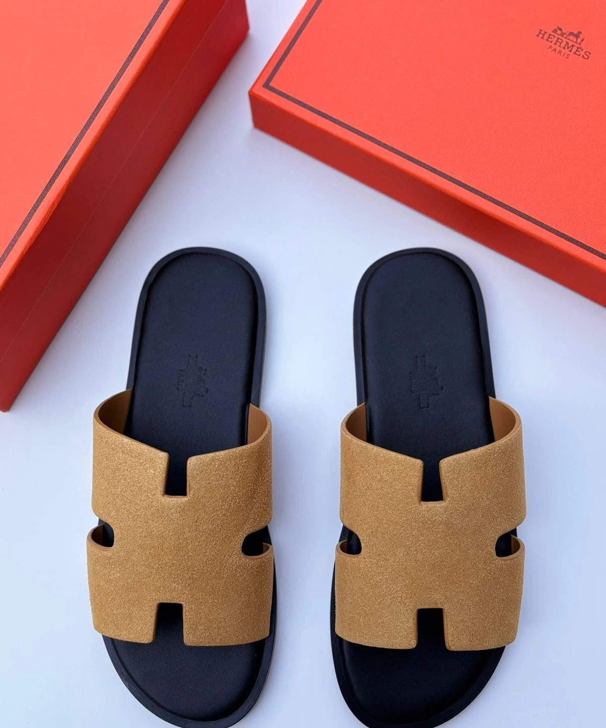 Hermès | صندل إزمير – أسود / ذهبي