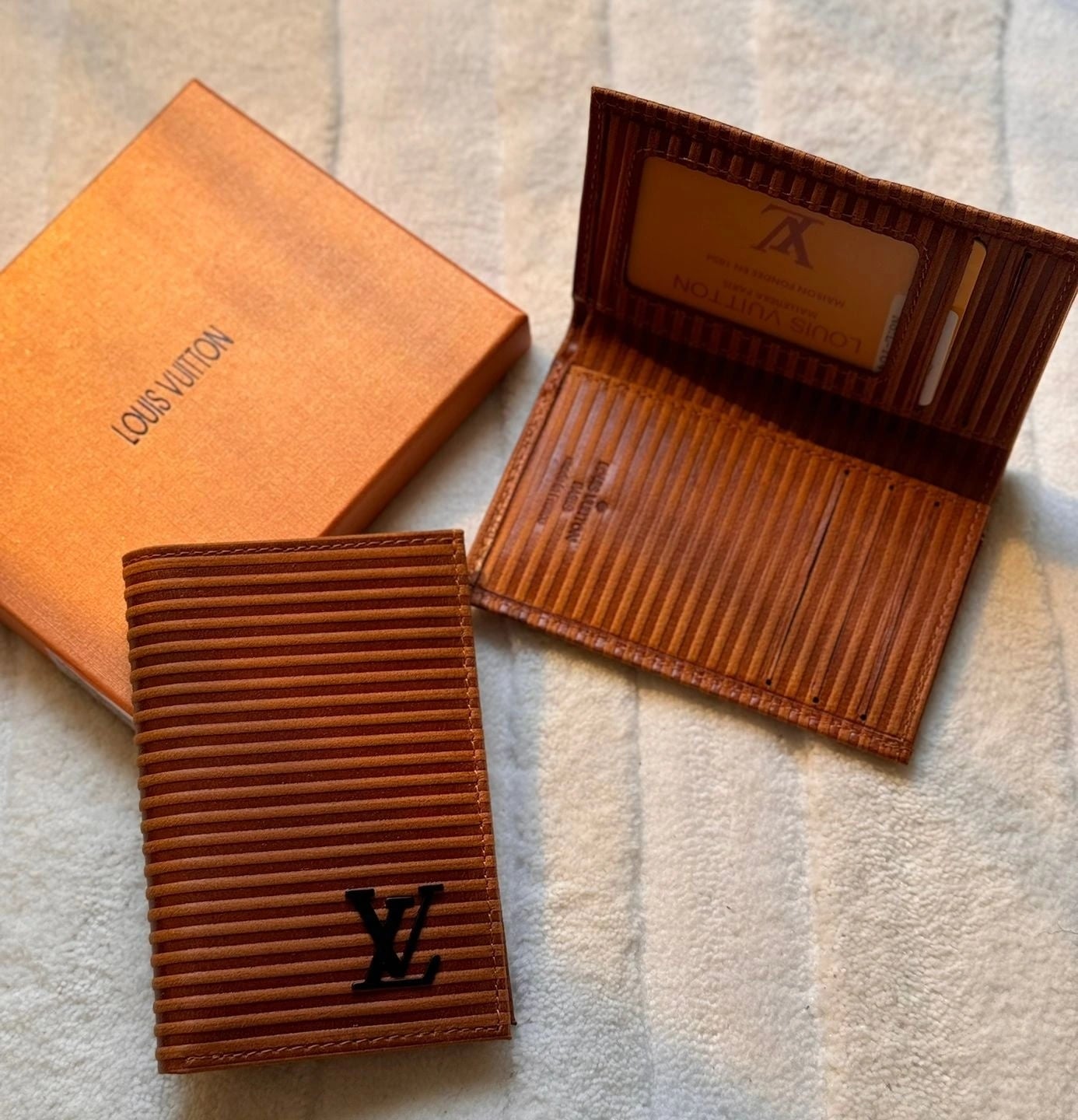 Louis Vuitton | محفظة بطبعات تذكارية متعددة – بني / متعدد الألوان