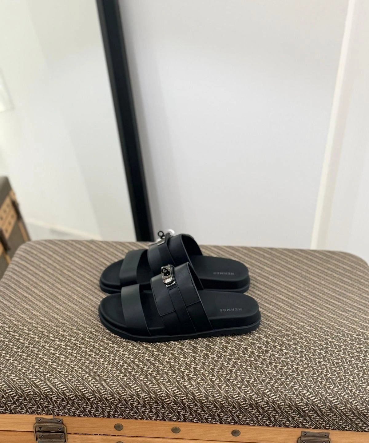 Hermès | صنادل إمباير تاباك – ذهبي / جملي