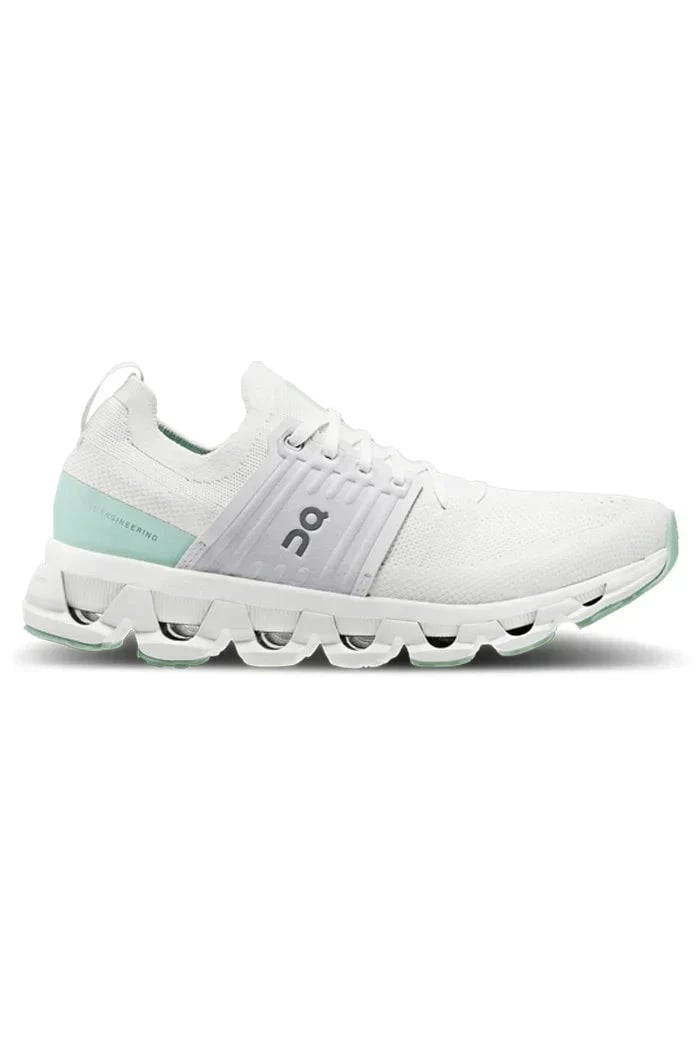 On Cloud | Cloudnova Lightweight Running Sneakers
