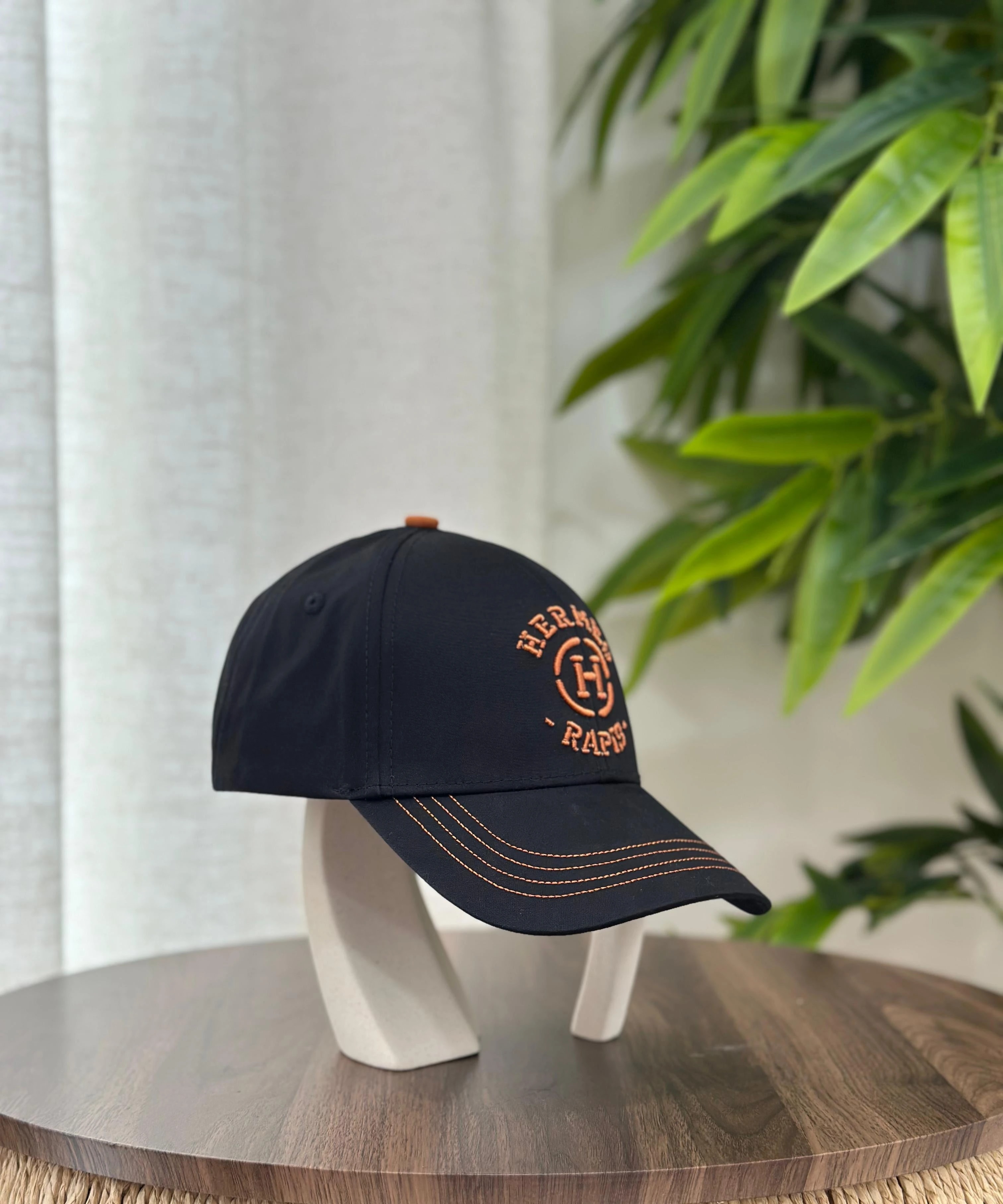 Hermès | Miles H Cap – Off White / Noir