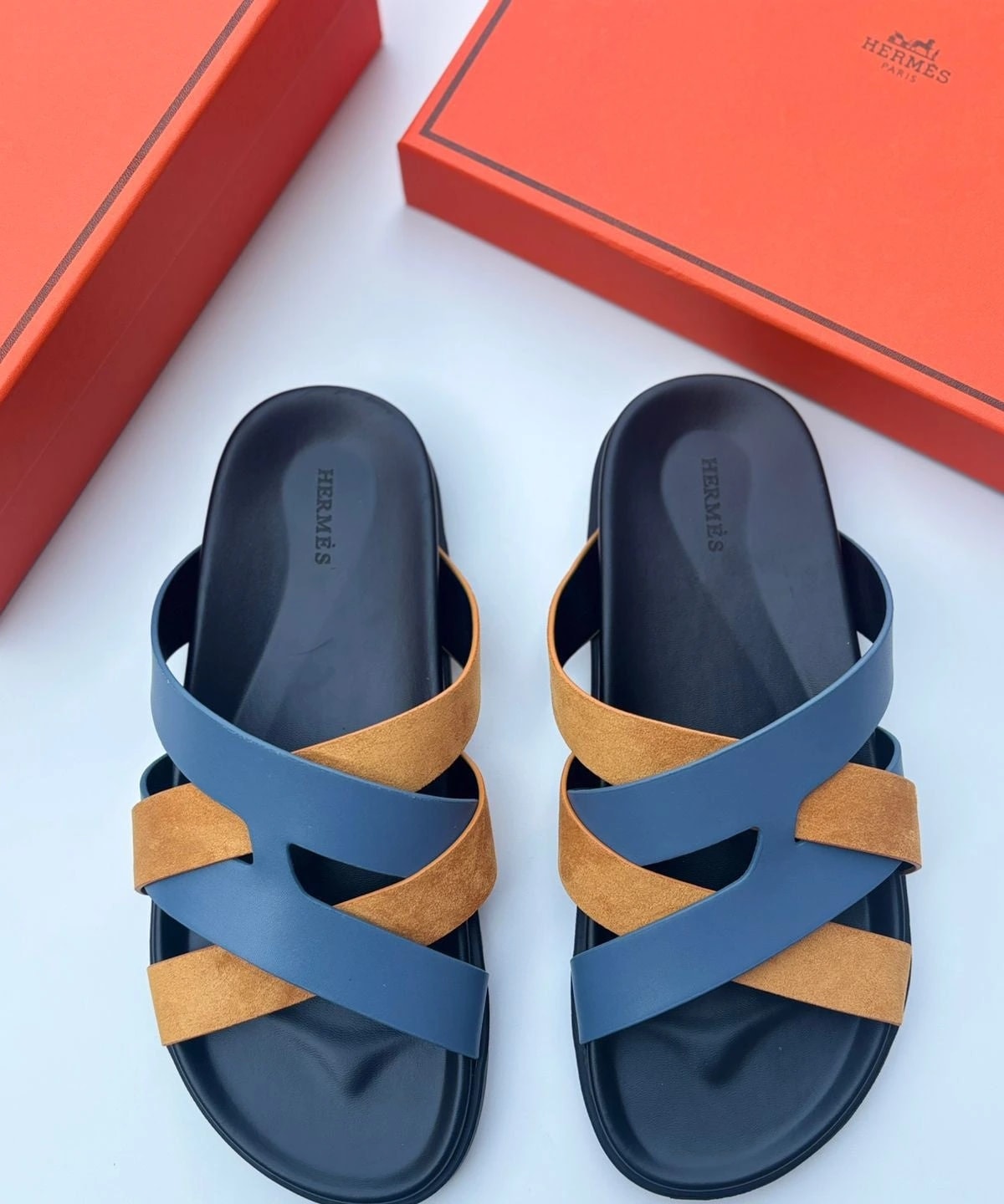 Hermès | صندل إزمير أبيض – أسود