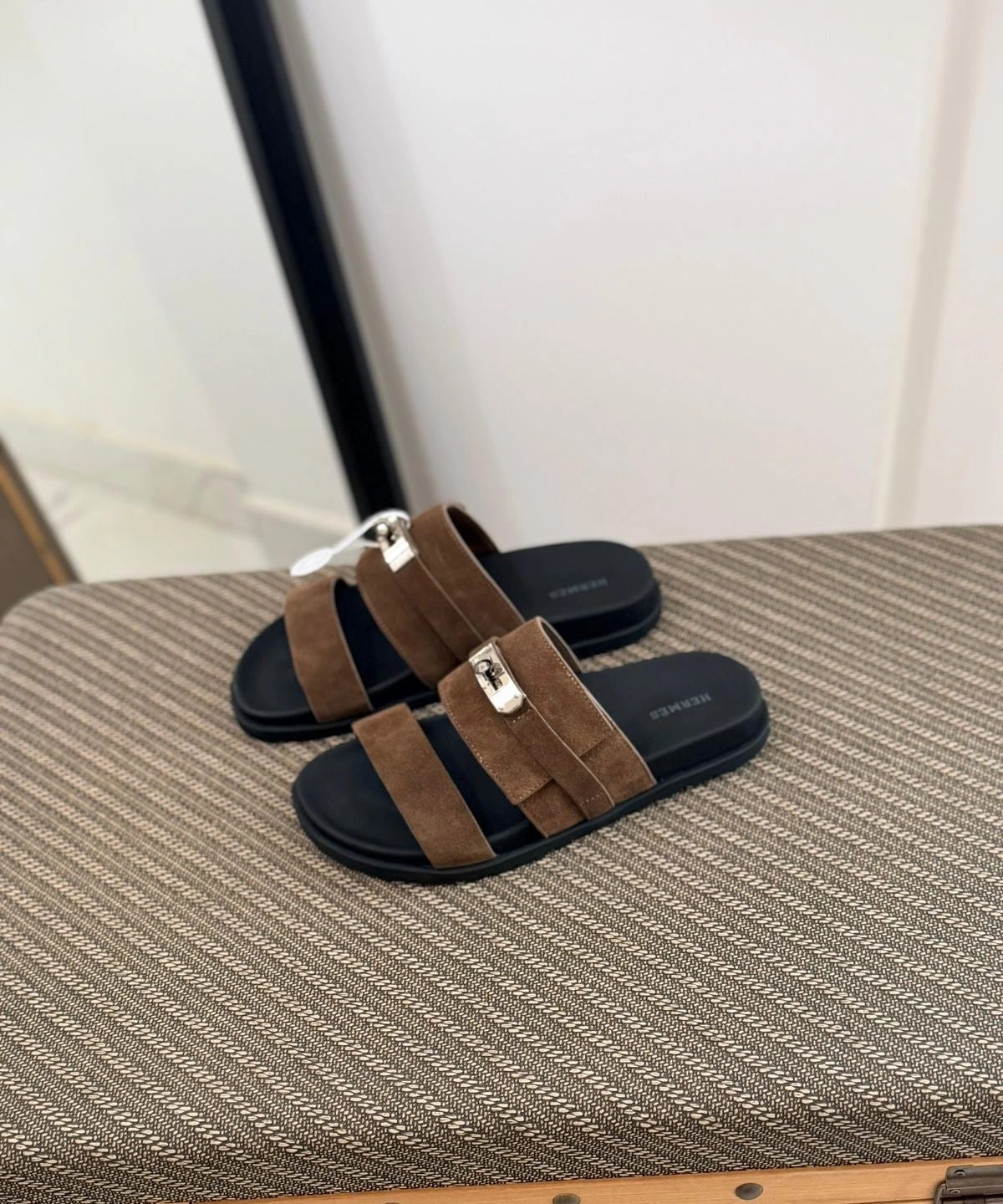 Hermès | صندل إريك – أسود