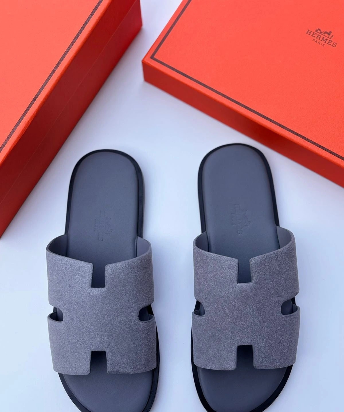 Hermès | صندل إزمير أوكر – أسود